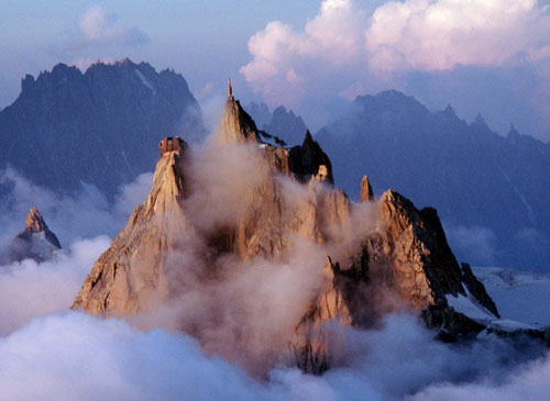 <em>Auguille du midi, eller är det nåt från Tolkien…</em>” title=”aiguille-du-midi-sundown2″ width=”500″ height=”365″ class=”size-full wp-image-590″ /><p class=